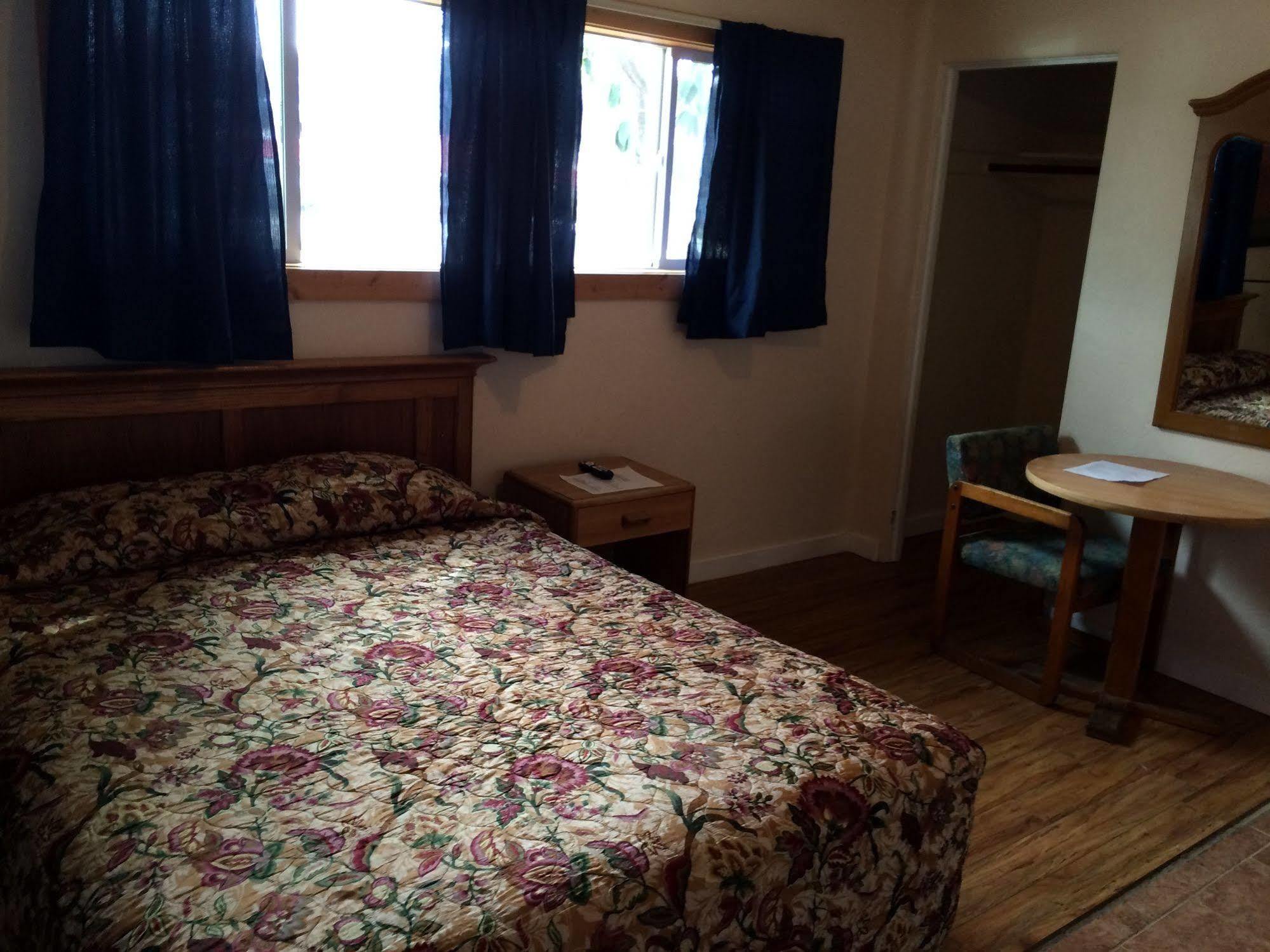Terrace Motel Кус Бей Екстериор снимка